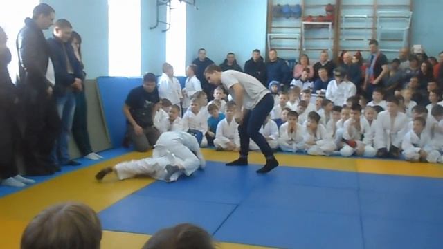 жёстко бросил парня