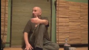 В школе есть разные учителя. Сатья дас.