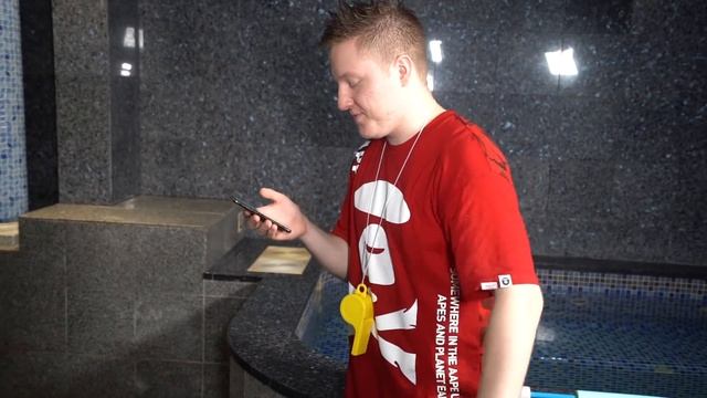 КТО ДОЛЬШЕ ПРОСИДИТ В ХОЛОДНОМ БАССЕЙНЕ! смотреть онлайн