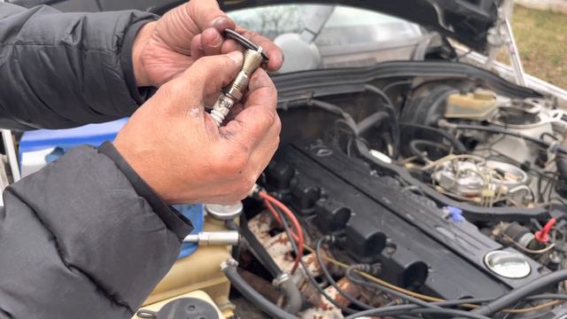 Mercedes 190e 2.6 Spark plugs change and fuel pump up date Mercedes is parked for 7 years. смотреть онлайн