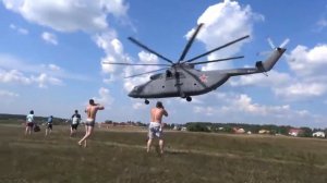 Пляжный авиасалон. Взлёт вертолёта Ми-26 рядом с пляжем и проход над озером.