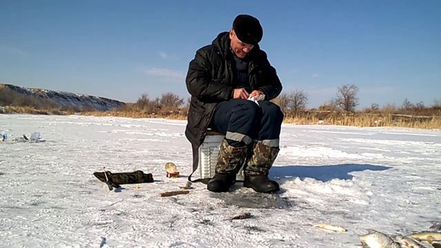 Зимняя рыбалка.Ловля плотвы в феврале, р.Уил г.Актобе 16.02.2018г. смотреть онлайн