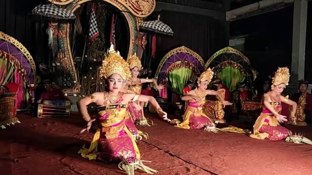 Танец Legong  (Убуд, о. Бали, Индонезия)