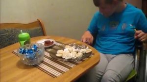 Накорми себя сам! Девочка с ДЦП и сильнейшими гиперкинезами учится есть пельмени!