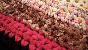 #ВЯЗАНИЕ / Вязаные коврики из старой одежды. Утилизация старья. Recycled Rug.