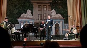 Янис Шкляев  поет песню "Здравствуй, мама" (муз. Давида Тухманова - ст. Роберта Рождественского).