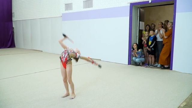 Антонюк Марія 2013 р.н.  вправа з булавами смотреть онлайн