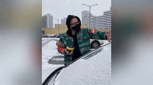 Тестим электрический автомобильный скребок от Karcher. Убираем лёд с авто