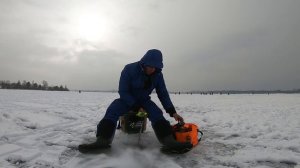 ЛОВЛЯ ЧЕХОНИ на гирлянду. Зимняя рыбалка со сломанной пешней.