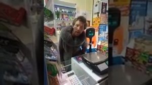 Прикол. Катя любит колбасу)))