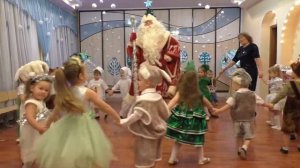 Младшая группа танец с Дедом Морозом