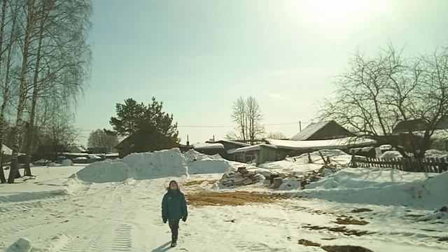 Деревенский влог. Пришло тепло. Колим дровишки и гуляем с сынишкой