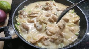 Куриная грудка в сливочном соусе. По-домашнему, очень вкусно и сытно.