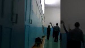 Учитель бьет учеников в Минкесере