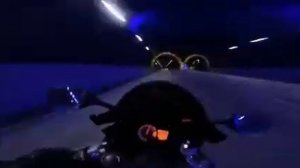 на спортбайке по тоннелю 250 км/ч