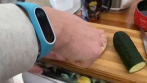 Бутерброды с тушенкой и огурцом