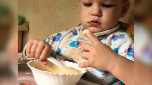 Как научить ребенка кушать самостоятельно. How to teach your child to eat with a spoon?