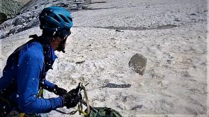 Камнепад в походе, булыжник пролетел рядом с альпинистом, Опасные горы Росси