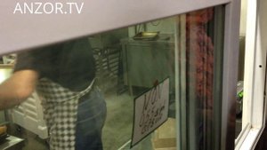 ЛАТВИЯ: Узбекский хлеб на центральном рынке в Риге... Латвия Рига... Latvia Riga