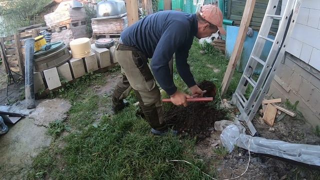 Делаю лунки ручным буром для бетонных столбов