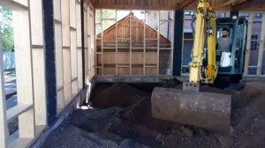 Работа планировочным ковшом миниэкскаватором в стесненных условиях