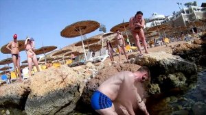 Осьминог выстрелил чернилами на парня. Скат, кальмары. Reef Oasis Beach