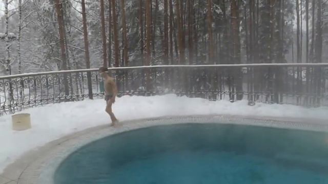 Открытый бассейн в пансионате Маслово - купание под снегом смотреть онлайн