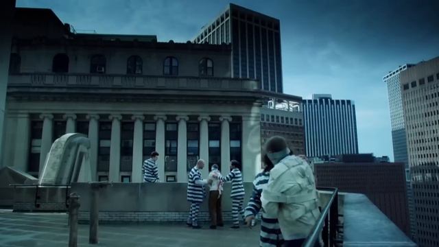 Джером(Джокер) скидывает людей с крыши - ГОТЭМ смотреть онлайн