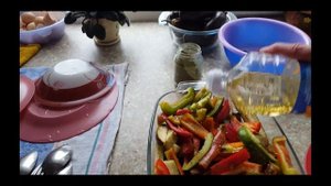Баклажаны и болгарский перец, запеченные в духовке.