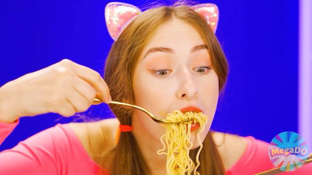 Kulinarski izazov: Ja protiv Bake | Fantastični Hakovi za Hranu Mega DO Challenge смотреть онлайн