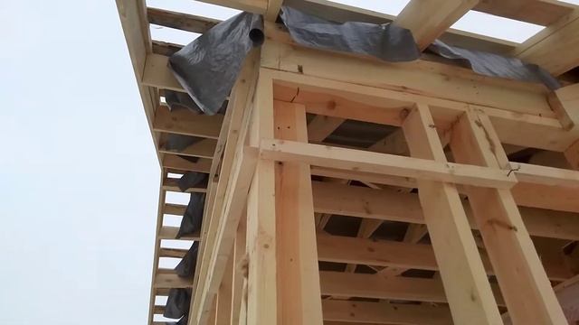 Одноэтажный каркасный дом 6х7 с крыльцом на бетонных сваях.