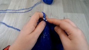 Женская шапка спицами. Красивое закрытие петель макушки. Вязание.