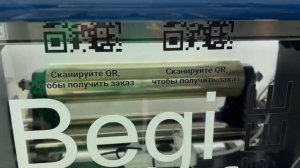 UV DTF пленка в процессе печати цветных логотипов