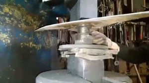 ДЕЛАЕМ СФЕРУ ИЗ ЛИСТОВОГО МЕТАЛЛА, НА ПНЕВМОМОЛОТЕ,.mp4