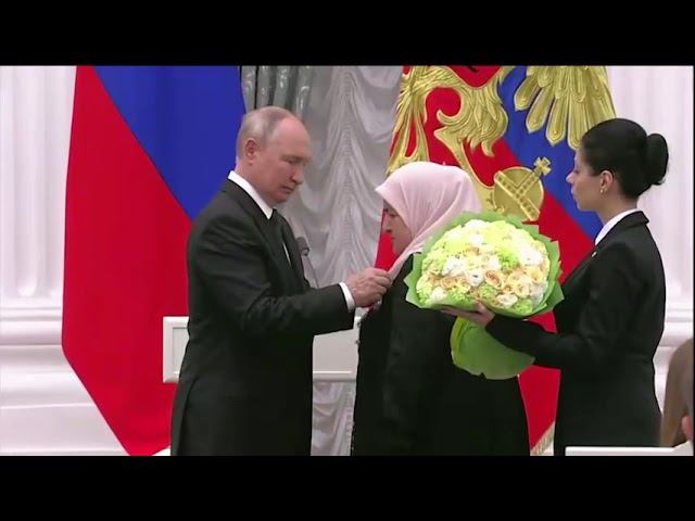Владимир Путин наградил мать Рамзана Кадырова орденом «Почёта»