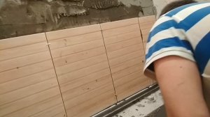 Кладка плитки в ванной - 5 часть. Кладем плитку на заваленную кривую стену без плоскости по фен-шую