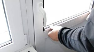 Ремонт пластиковых окон - установка штапиков на створку