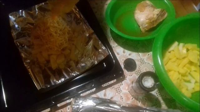 Куриные бедра , запеченные в духовке в фольге . Получились румяные и очень вкусные .