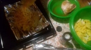 Куриные бедра , запеченные в духовке в фольге . Получились румяные и очень вкусные .