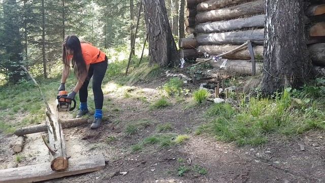 Добралась до БЕНЗОПИЛЫ! Мои ПЕРВЫЕ ДОСКИ! смотреть онлайн