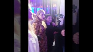 Ирина Пегова в золотом платье показала пикантные формы