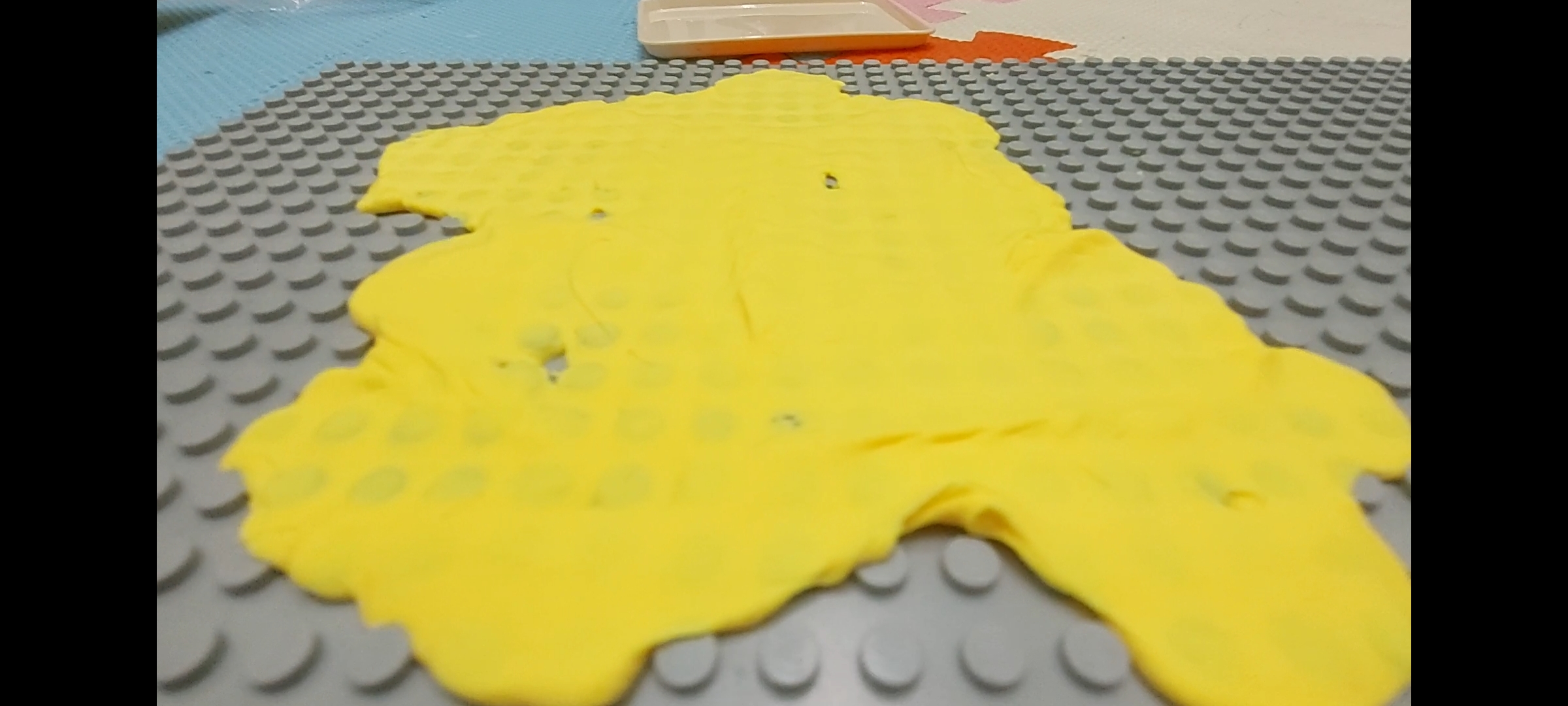 Желтый легкий пластилин - смотреть видео онлайн от «Играем с детьми» в ...