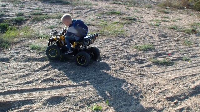 МАКС ОТБУКСИРОВАЛ папину МАШИНУ на КВАДРОЦИКЛЕ Видео для детей For Kids Children смотреть онлайн