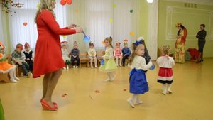 Веселый танец Капелек на празднике Осени в детском саду Младшая группа