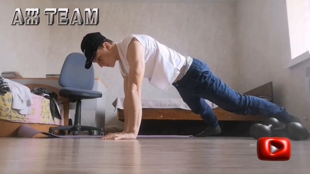 КАК ОТЖИМАТЬСЯ НА ОДНОЙ РУКЕ#отжиманиянаоднойруке #отжиманияотпола #какотжиматься #накачатьруки