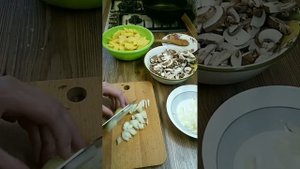 Печень индейки в сметане,и жареный картофель с шампиньонами.
#печень индейки #картошка