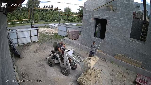 Мини погрузчик как всегда в работе , камера Ezvis -очень хорошо себя показывает , качество и звук ! смотреть онлайн