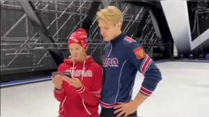 Оксана Домнина и Кирилл Зайцев смотрят свое выступление