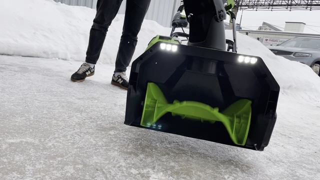 Аккумуляторный бесщеточный снегоуборщик GREENWORKS 60V смотреть онлайн