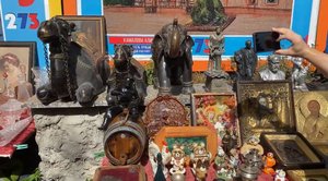 Одна из самых больших антикварных барахолок в России..